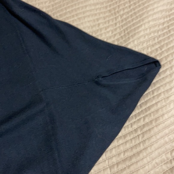 ๐ GUESS NWT SWEATER - Picture 2 of 6